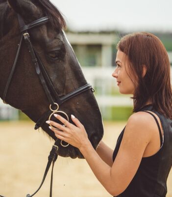 girl-rides-horse